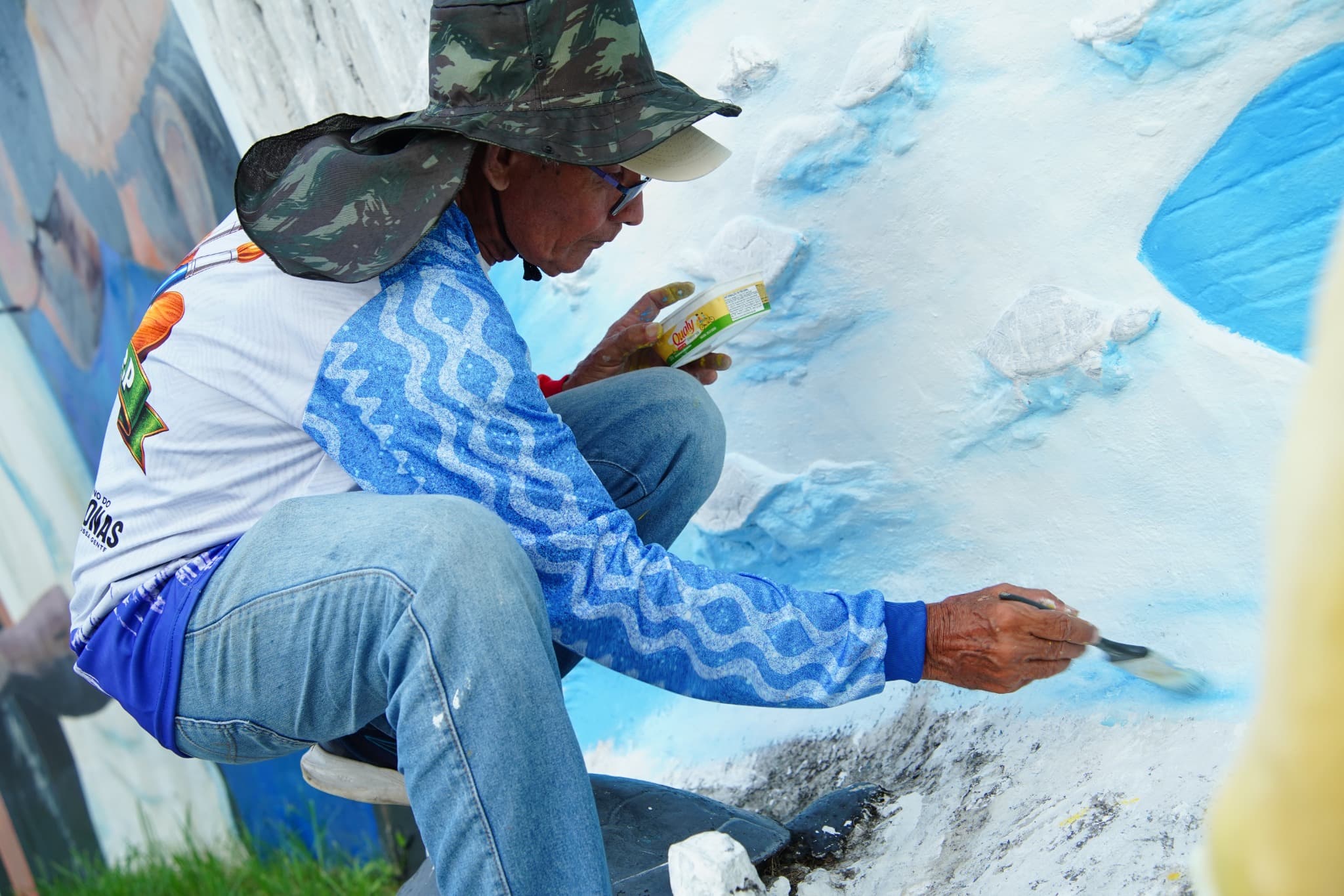 Artista pintando um mural